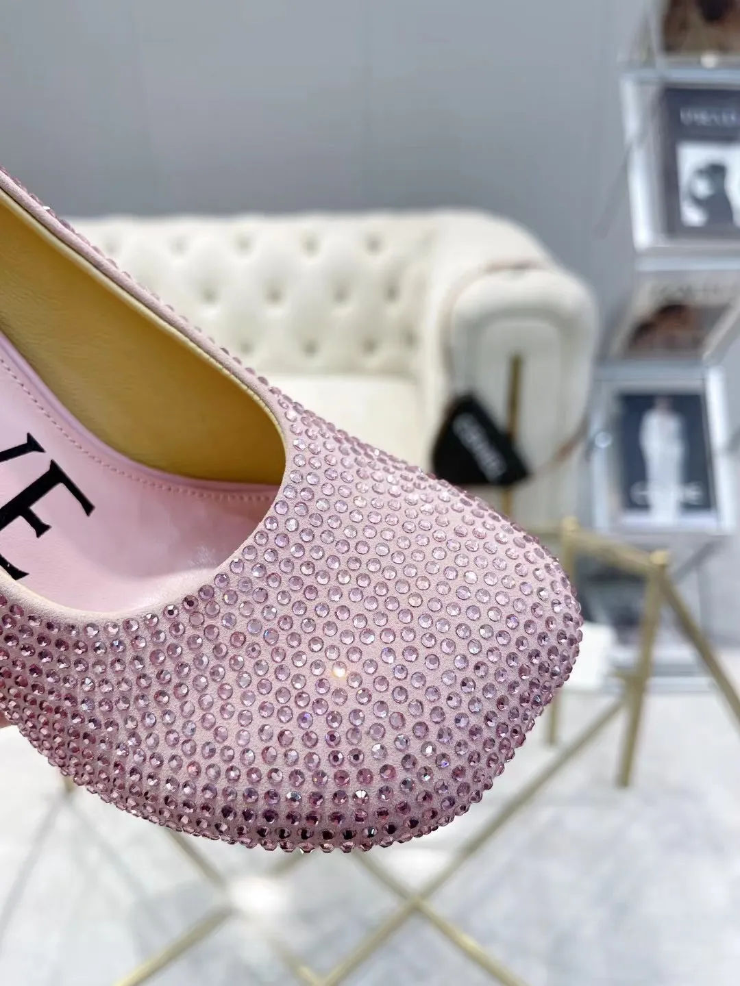 💕💕Factory direct selling price p660💕💕 LOEWE‼ ️ New arrival‼ ️Imported genuine leather sole Loewe 2024/aw early spring latest T stage colored diamond series catwalk style 😘😘😘 Upper: imported silk cloth lining: imported water-dyed sheepskin outsole: original molded injection molded leather outsole Heel: original molded 1:1 Heel height: 9.5cm Size: 35-39 (40/41/42/43 custom-made, non-refundable)